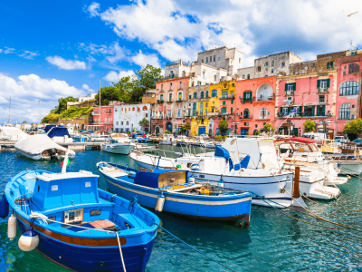 Imagine-se navegando e descubra o paraíso azul do Mediterrâneo.