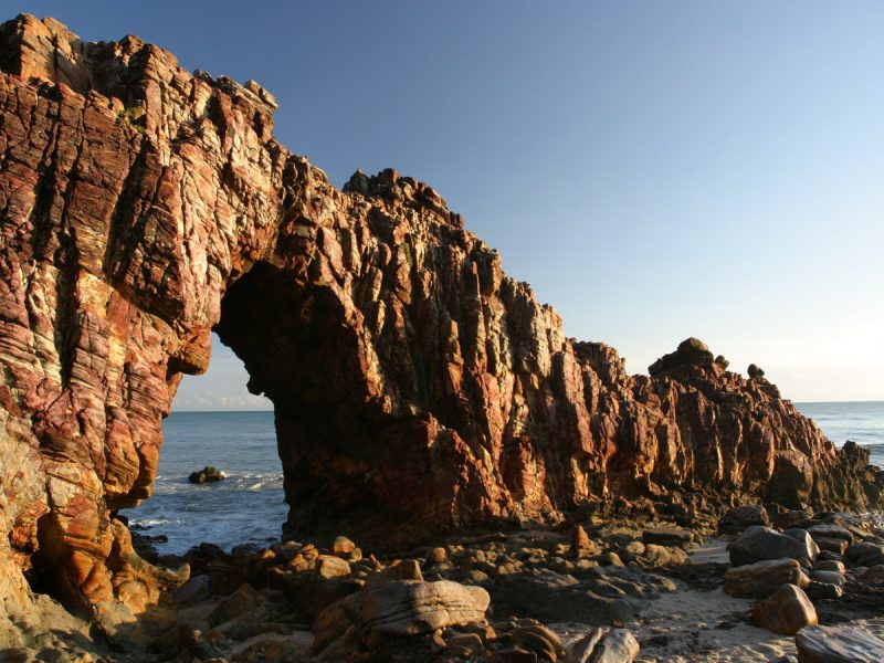 Imagine-se na Pedra Furada de Jeri: descubra o pôr do sol único no Ceará.