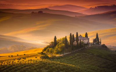 As cores quentes do entardecer banham as videiras da Toscana, na Itália, criando um cenário digno de cartão postal. Sabia que a região é famosa por seus vinhos Chianti, produzidos há mais de 2 mil anos?