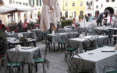 Aproveite a autêntica experiência italiana com nossas dicas de viagem para os melhores bares na Toscana, provando vinhos e delícias regionais.