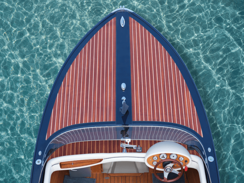 Navegue em um passeio de barco.