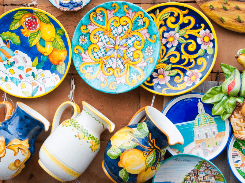 Descubra o artesanato da Costa Amalfitana Encante-se com peças autênticas feitas à mão.