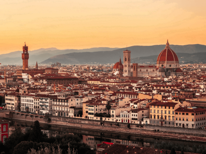 A icônica Catedral de Santa Maria del Fiore em Florença ao entardecer. Um dos principais pontos turísticos da capital da Toscana.
