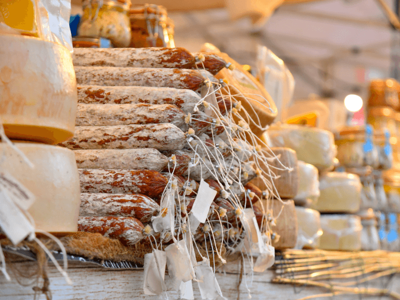 Explorando o Encantador Mercado de Florença: Visita Guiada pela Tradição e Sabores Toscanos Descubra, prove e viva o melhor da Toscana entre aromas e sabores!