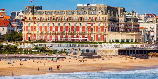 Hotel du Palais é um edifício histórico no centro da cidade de Biarritz, na França