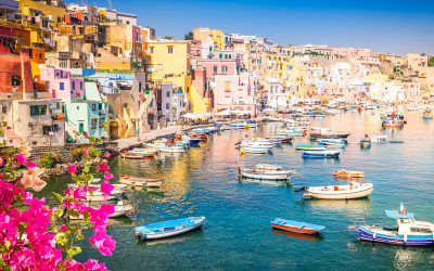 Viva as cores e flores do porto em Procida no verão, Itália. Viva as cores e flores do porto em Procida no verão, Itália.