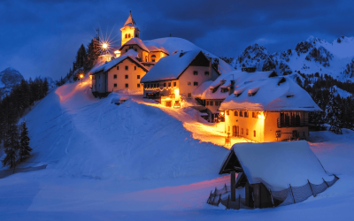 Magia dos Alpes no Inverno Imagine-se deslizando nas pistas nevadas com vistas de tirar o fôlego.