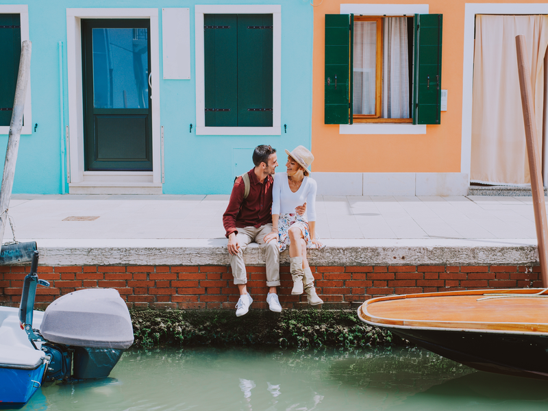 Jovem casal em Veneza. Momentos de viagem de estilo de vida na bela cidade italiana. Conceitos sobre Venezia Viajantes tranquilos: assim vocês se sentem com assessoria de viagem especializada na Itália cuidando de tudo.
