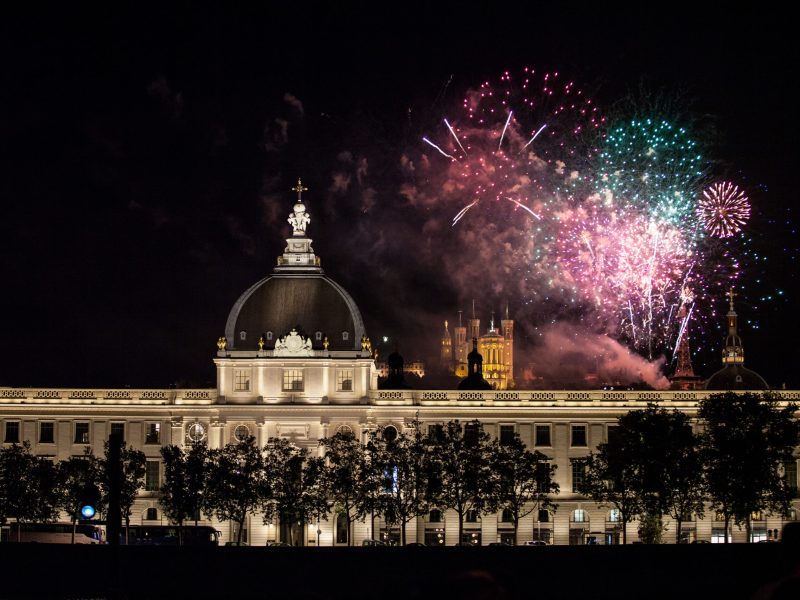 Viva a festa da Bastilha com fogos no Hôtel de Ville em Lyon.