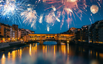 Viva a magia dos fogos sobre a Ponte Vecchio em Florença.