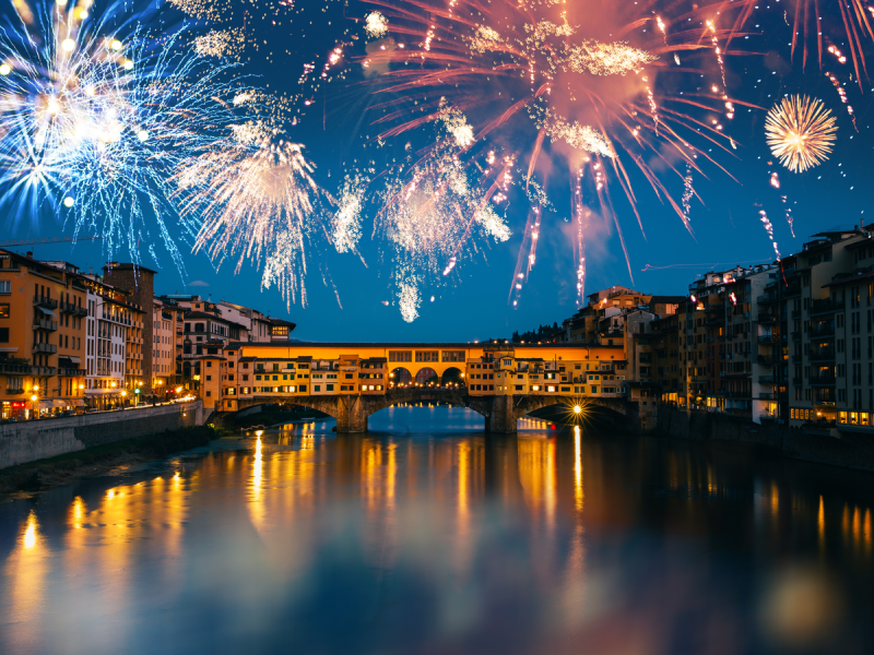 Viva a magia dos fogos sobre a Ponte Vecchio em Florença.