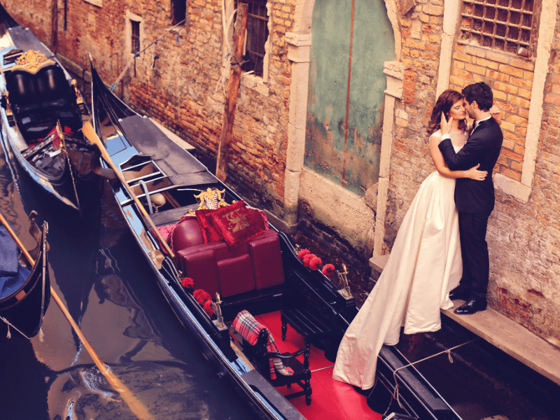 Descubra Veneza a dois: viva o encanto das gôndolas e pontes!