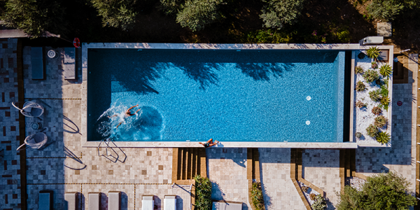 Luxury resort with a view over the wine field in Selinunte Sicily Italy. infinity pool with a view over wine fields in Sicilia, a couple on luxury vacation at the Island of Sicily Italy Viva o melhor da Itália: hotéis exclusivos e experiências selecionadas para você.
