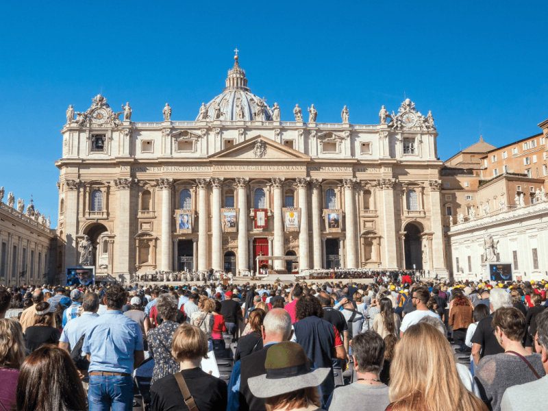 Descubra como a Páscoa é celebrada na Itália, explorando tradições locais, delícias gastronômicas e eventos especiais em cidades icônicas, tornando sua viagem inesquecível.
