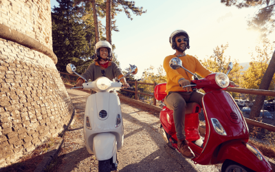 Passeio de Vespa na Toscana: Casal Explorando as Encantadoras Paisagens Descubra a Toscana de Vespa, viva a aventura romântica!