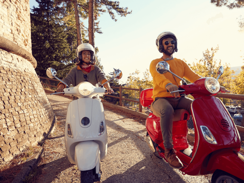 Passeio de Vespa na Toscana: Casal Explorando as Encantadoras Paisagens Descubra a Toscana de Vespa, viva a aventura romântica!