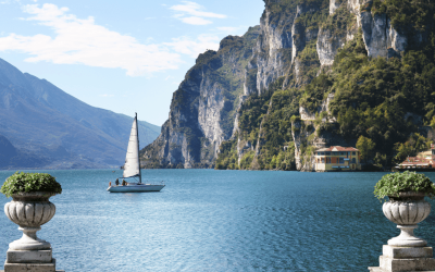 Descubra as paisagens deslumbrantes do Lago de Garda com um planejamento de viagem personalizado.