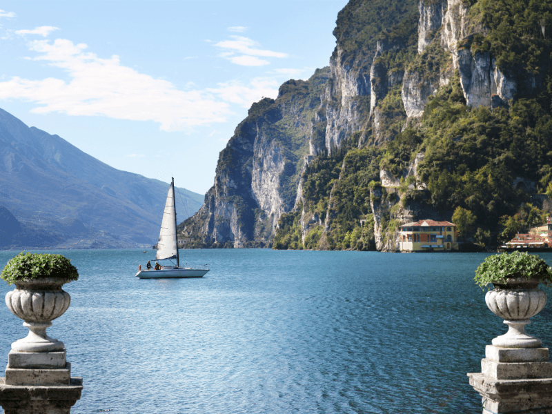 Descubra as paisagens deslumbrantes do Lago de Garda com um planejamento de viagem personalizado.