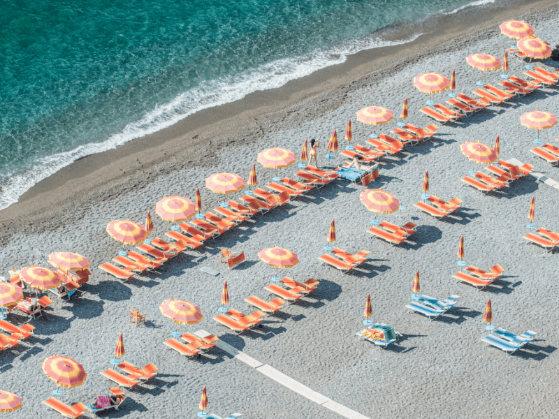 Por Que Viajar com um Roteiro Personalizado e Feito Sob Medida: 5 Razões para Escolher uma Viagem Personalizada em Positano Sol, mar e serviços exclusivos.