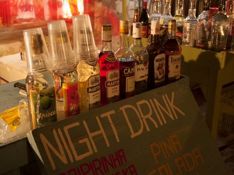 Prove os drinks na praia de Jericoacoara: viva o sabor do Ceará nas barracas de Jijoca.