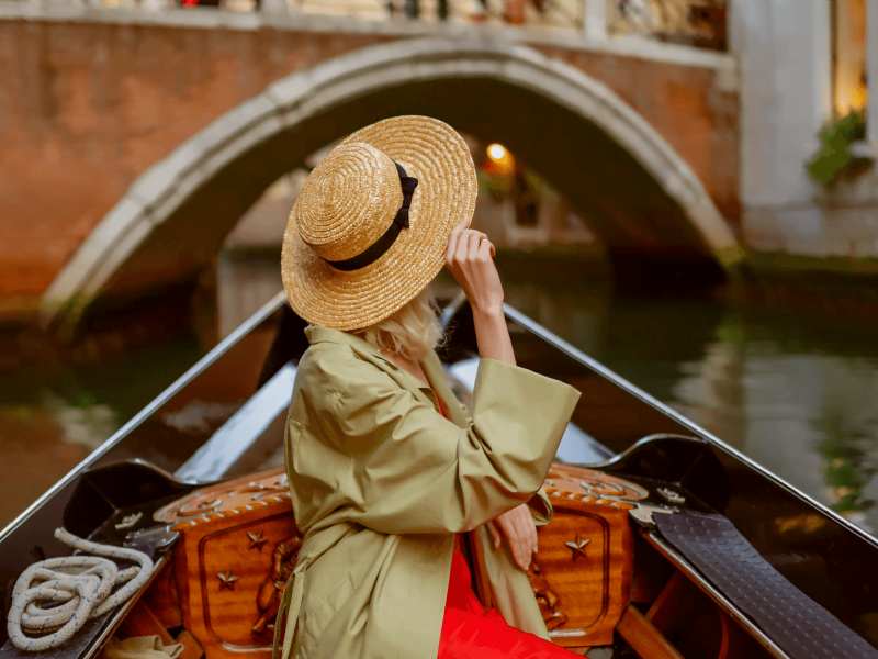 Turista em gôndola – cuidado de você na Itália com roteiro personalizado Descubra Veneza: navegue e viva a magia dos canais históricos!