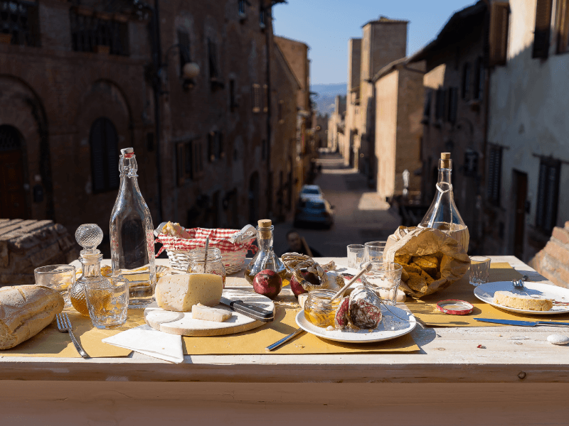 Viva a Toscana com degustação de vinhos, produtos locais e um show exclusivo de Andrea Bocelli.