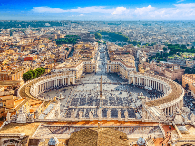 Praça São Pedro: marco barroco de Bernini que abraça fiéis diante da Basílica Vaticana.