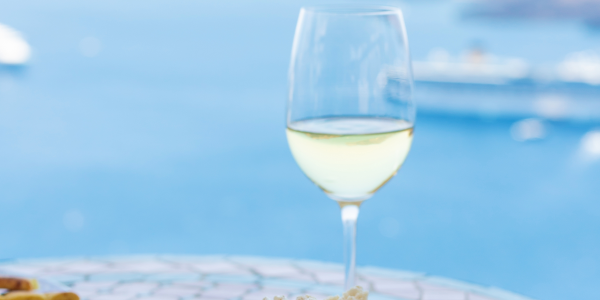 Salada grega e vinho na Grécia em um restaurante. Foco seletivo. Mulher