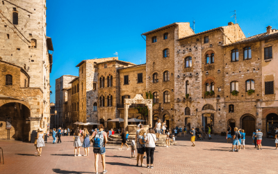 Viva a atmosfera única da Piazza della Cisterna, rodeada por torres!