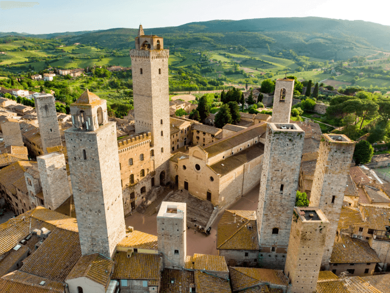 Descubra o charme medieval de San Gimignano, conhecida como a Cidade das Torres, onde cada rua conta uma história e cada torre oferece uma vista deslumbrante da Toscana. Viva uma experiência única com um roteiro personalizado. 🏰🌄