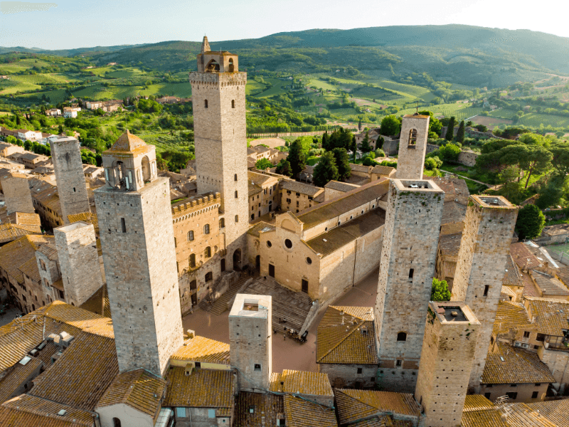 San Gimignano: Explore a Cidade das Torres com um Roteiro Personalizado Descubra vistas e sabores únicos nas torres da Toscana!