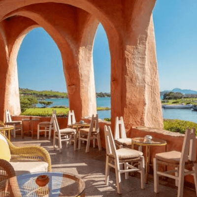 Imagine-se saboreando um café com vista para águas cristalinas do mediterrâneo no Hotel Cala di Volpe.