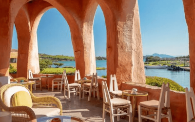 Imagine-se saboreando um café com vista para águas cristalinas do mediterrâneo no Hotel Cala di Volpe.