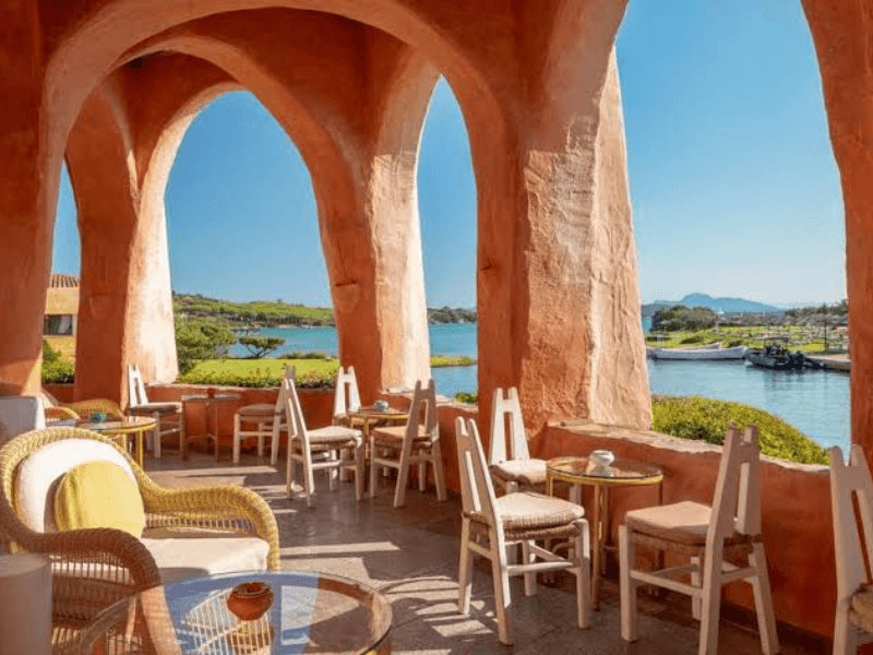 Imagine-se saboreando um café com vista para águas cristalinas do mediterrâneo no Hotel Cala di Volpe.