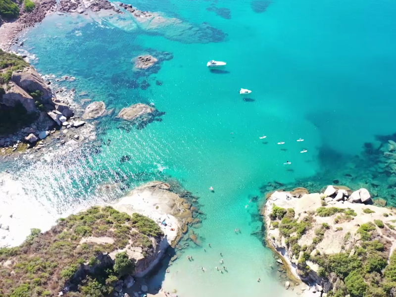 Viva os paraísos secretos da Sardenha, imagine-se nas praias exclusivas do Mediterrâneo!