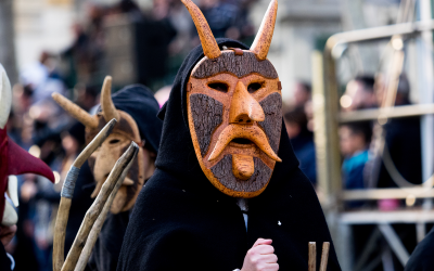 Sardinia carnival tradition with Issohadores and mamuthones mask Viva tradição milenar! Descubra máscaras ancestrais sardas