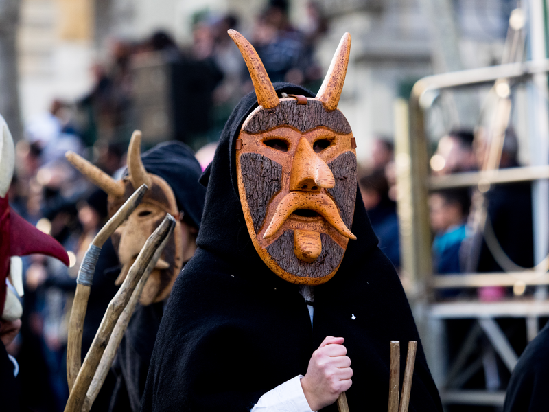 Sardinia carnival tradition with Issohadores and mamuthones mask Viva tradição milenar! Descubra máscaras ancestrais sardas