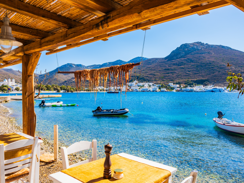 Secagem de peixe polvo fresco em restaurante no passeio marítimo no porto de Katapola, ilha de Amorgos, Cíclades, Grécia