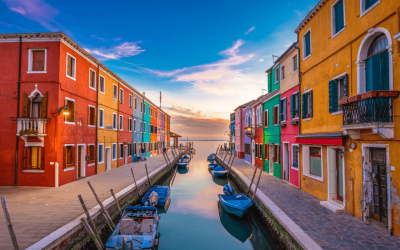 Burano, Itália: casas coloridas e canais pitorescos em cenário encantador.