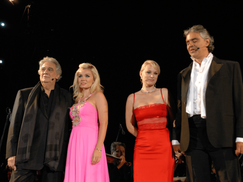 Viva uma noite mágica com grandes vozes da música clássica na Toscana.