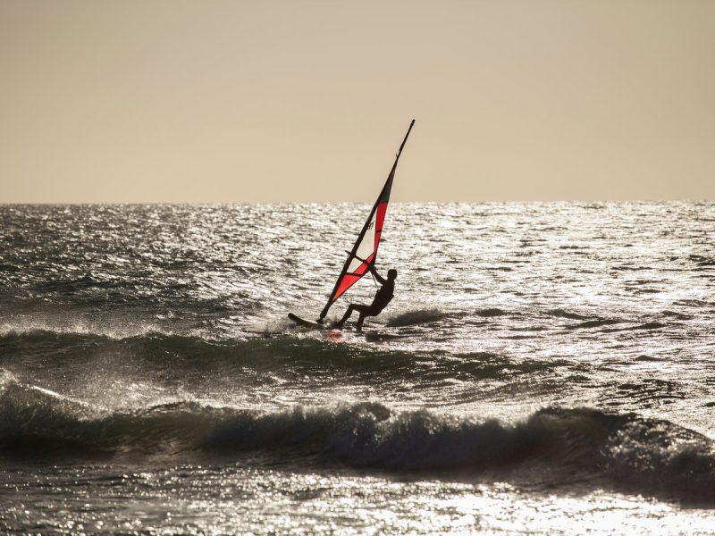Imagine-se planando nas ondas de Jeri: descubra o paraíso do windsurf em Jijoca.