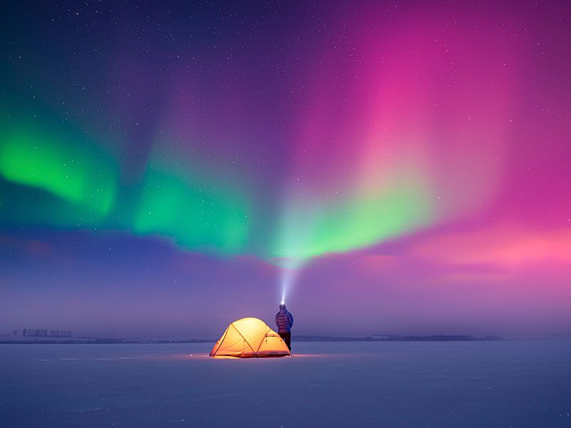 Sob a aurora boreal, as estrelas inspiram confiança e segurança em cada caminho trilhado.