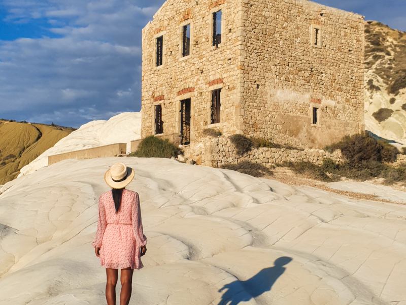Descubra ruínas históricas entre rochas surreais na Sicília!