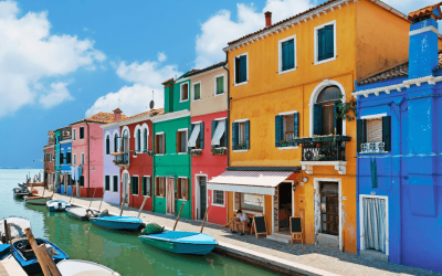 Descubra a magia de Veneza na primavera ao explorar as encantadoras ilhas de Murano e Burano. Com suas coloridas casas à beira d'água e a tradição centenária da fabricação de vidro, cada visita é uma jornada inesquecível pela arte e pela cultura veneziana.