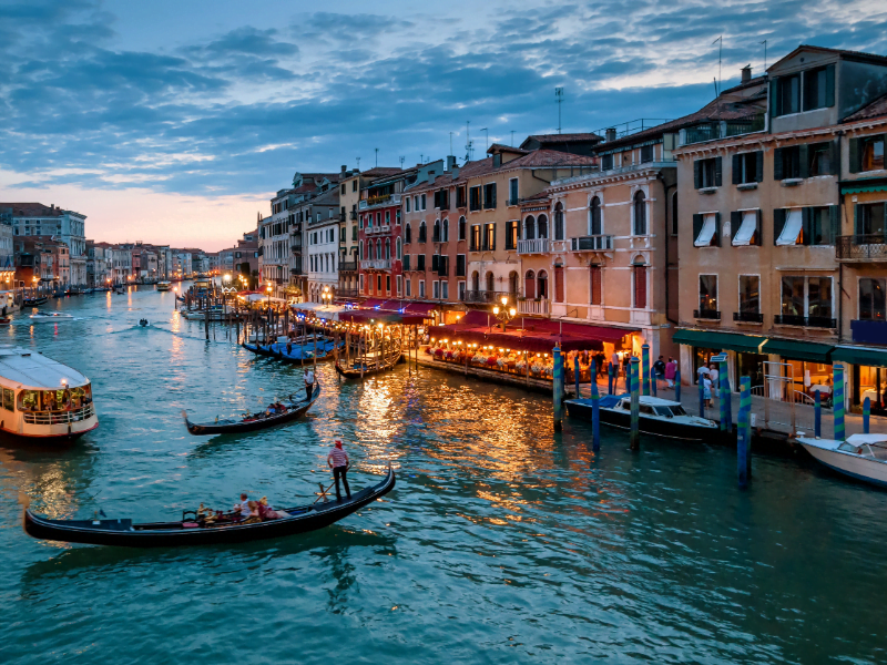 Descubra Veneza com um Roteiro Personalizado Explore canais, história e charme de Veneza com um roteiro exclusivo e único.