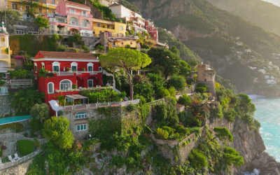Viva o charme italiano: imagine-se entre falésias e mar cristalino.