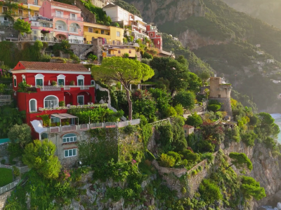 Viva o charme italiano: imagine-se entre falésias e mar cristalino.