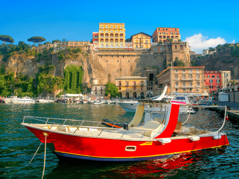 Descubra Sorrento na Costa Amalfitana Explore Sorrento, porta de entrada para a deslumbrante Costa Amalfitana.