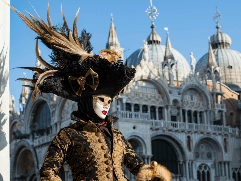 Experimente a magia do Carnaval de Veneza com máscaras icônicas e eventos culturais únicos.