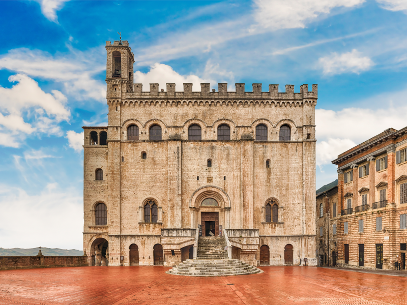 Descubra o majestoso palácio medieval em Piazza Grande.